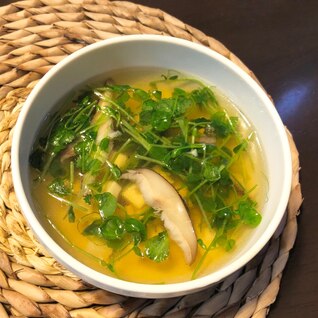 ごま油香る！豆苗と椎茸と豆腐の和風スープ